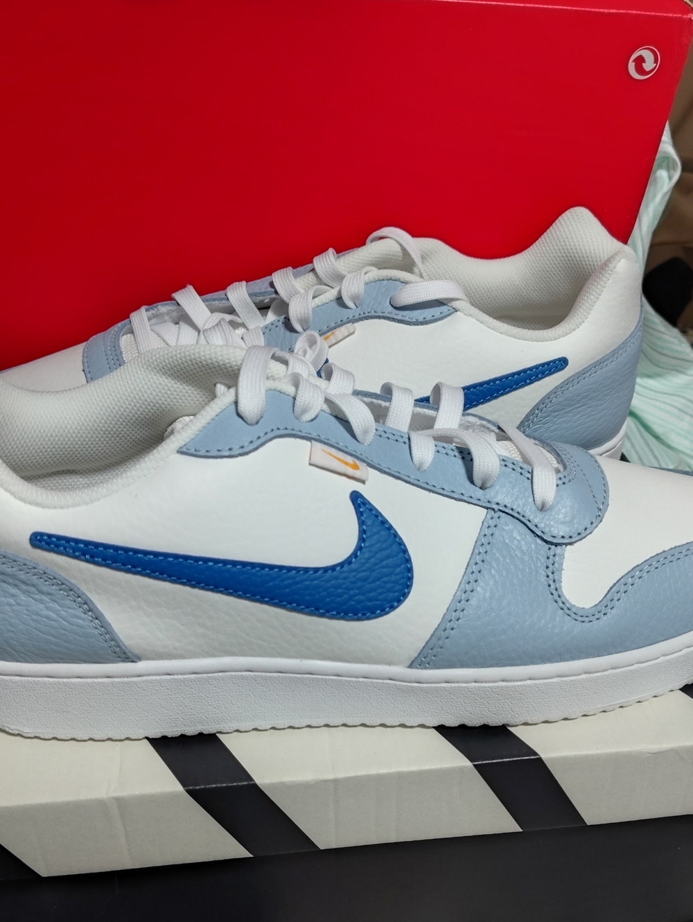 Nike Men’s Low-Top Sneakers in White and Blue
